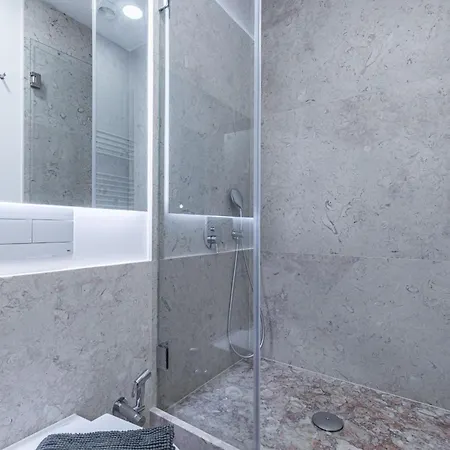 Upscale & Trendy Flat In The Center By Lovelystay 公寓
